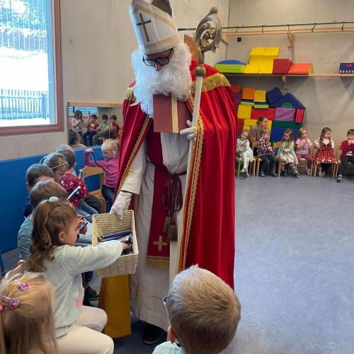 Nikolaus teilt die Lollis aus