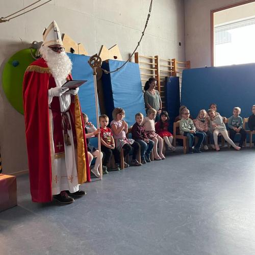 Nikolausbesuch im Turnsaal vom Kindergarten